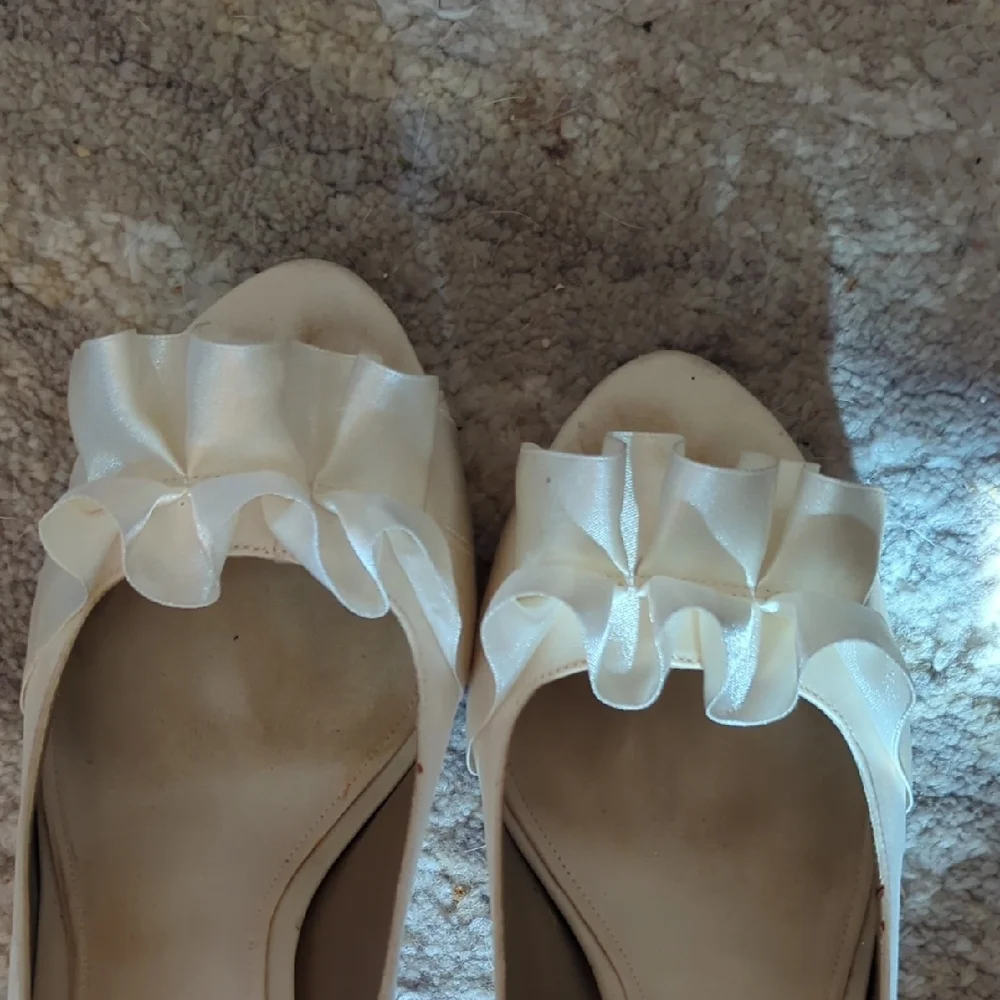 Vintage Nina Ivory Heels with Elegant Ruffle. Lovingly Pre-owned. As Is.
